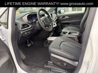 2027 Chrysler Pacifica Select